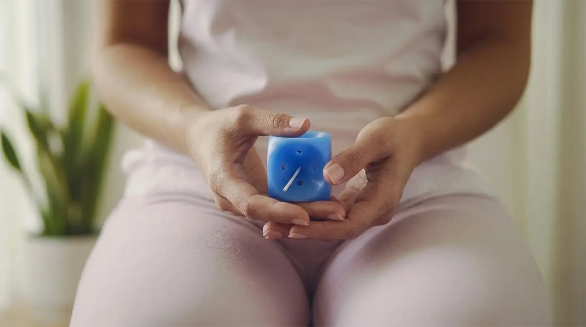 Die Handhabung ist einfach und unkompliziert. Die Frau führt das Pessar morgens selbst in die Scheide ein und abends entfernt sie es wieder.