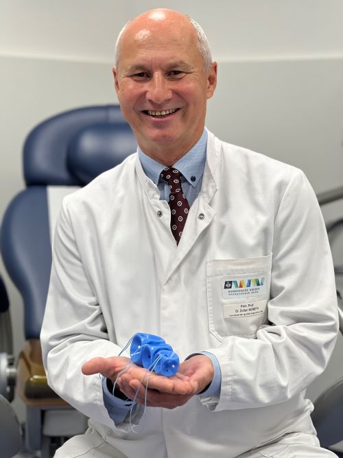 Prof. Dr. Nemeth trägt die Beckenboden-Therapie in den Händen - Pessare zur konservativen Prolapsbehandlung