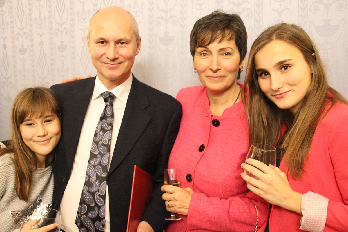 Prof. Dr. Zoltan Nemeth, Ph.D., im Kreise seiner Familie